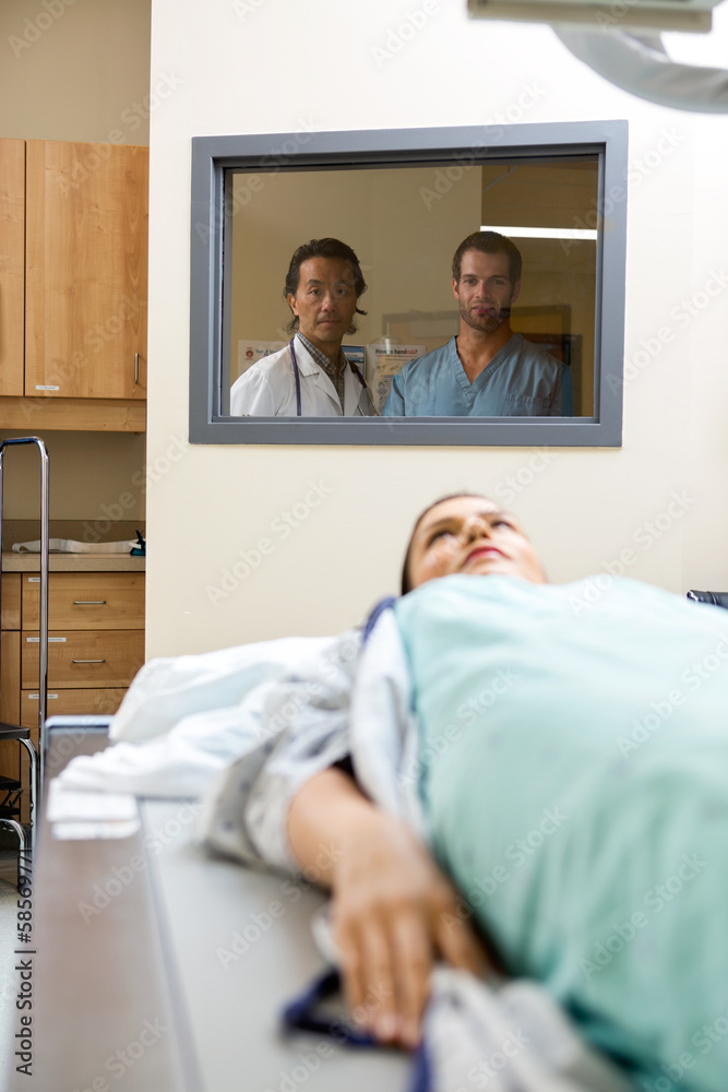 Obraz premium Medical Team Monitoring Patient Getting Xray