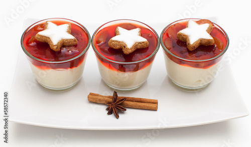 Weihnachtsdessert mit Zimtsternen photo