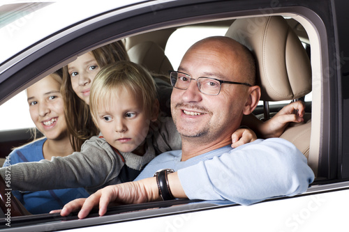 huppy father with children in a car © Jelena Gorlats