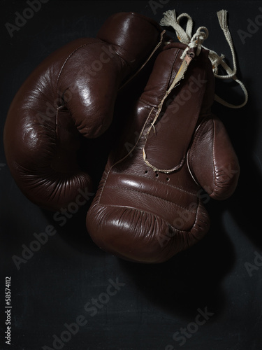old Boxing Gloves on Chalkboard © Ezio Gutzemberg
