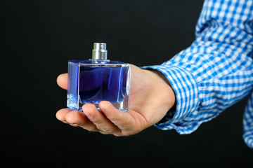 Fototapete Schönheitssalon Maskulines Parfum Portrait in Schwarz  © Africa Studio