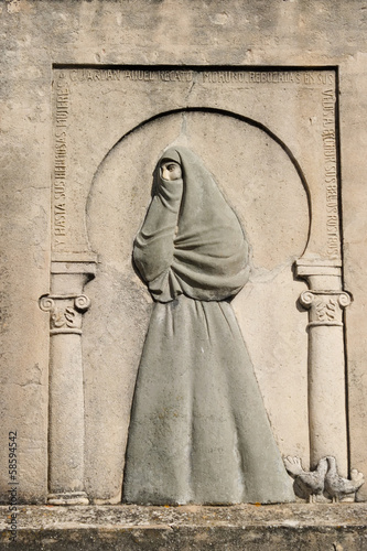 Sculpture dune femme voilée à Vejer de la Frontera. photo