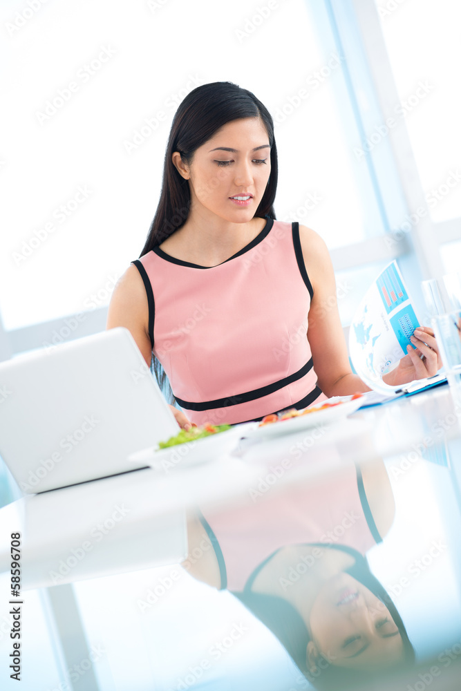 Obraz premium Busy businesswoman