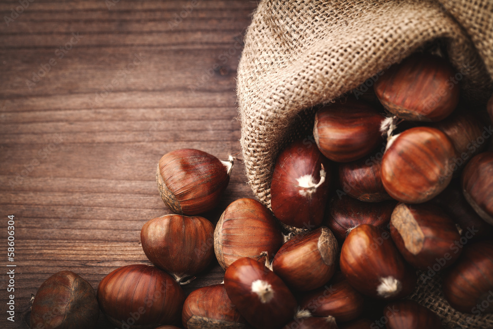 Obraz premium chestnuts in jute