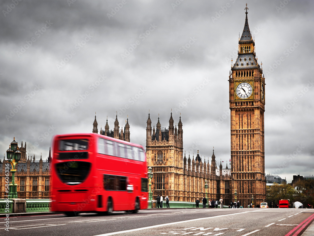 Obraz premium Londyn, Wielka Brytania. Czerwony autobus w ruchu i Big Ben