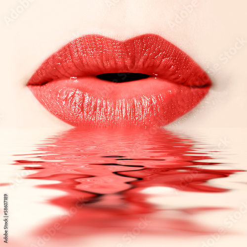 Bouche de femme rouge, reflets photo