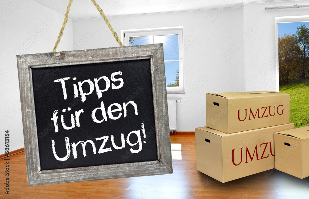 Obraz premium Kreidetafel mit Wohnzimmer und Umzugskartons