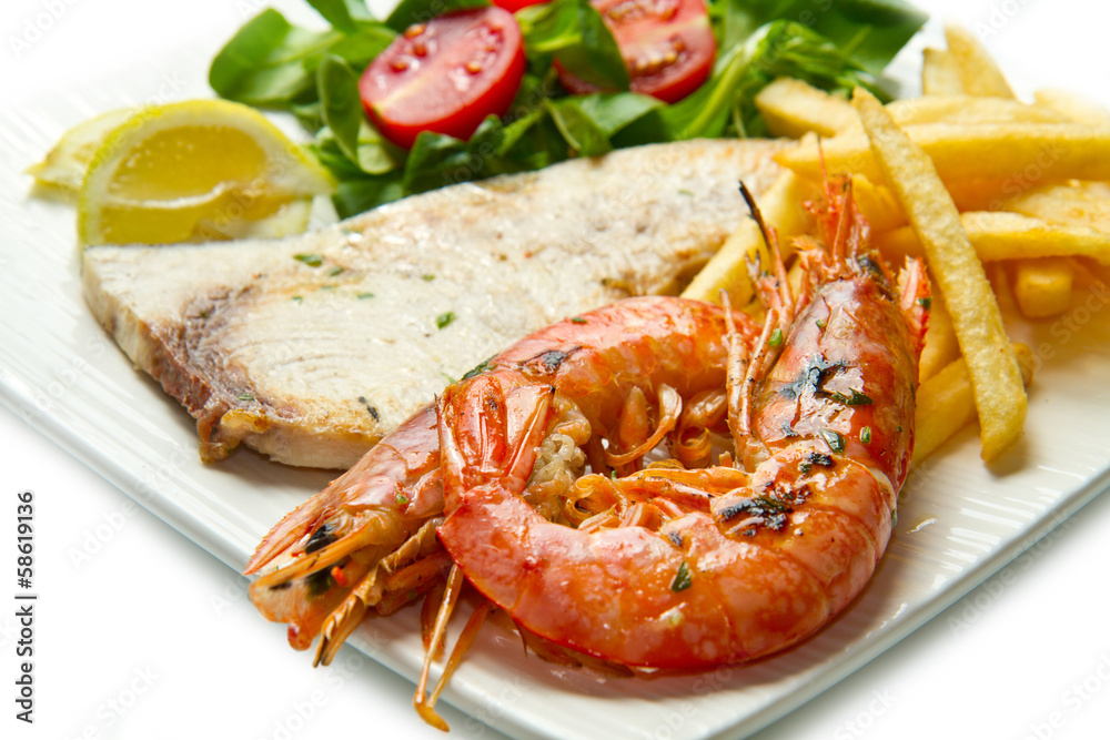 pesce alla griglia con patate e insalata pesce alla griglia con patate e insalata