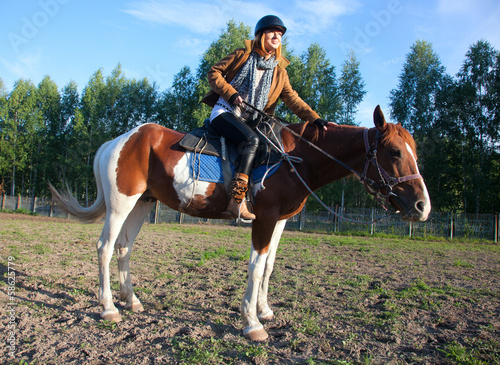 A woman riding a horse © Hunta