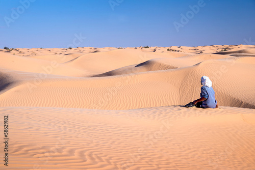 Touareg dans les dunes, Grand erg oriental, Tunisie © Delphotostock