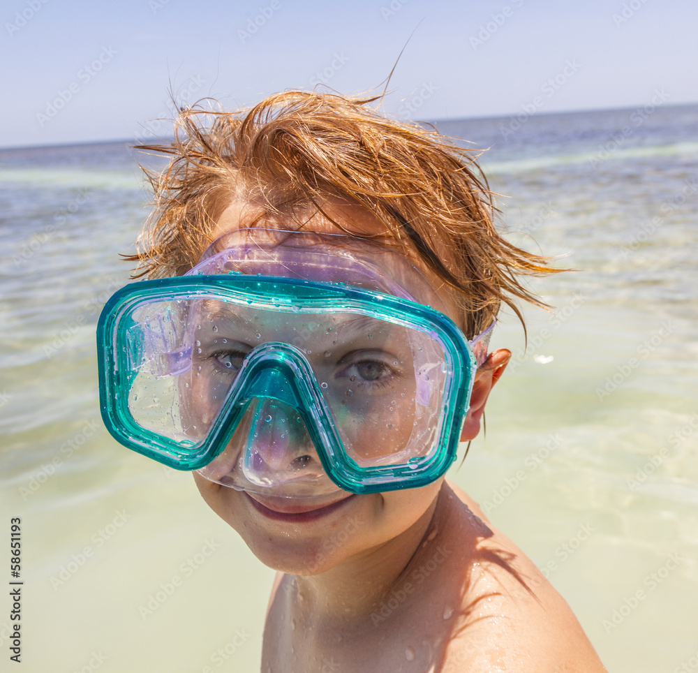 Naklejka premium chłopiec z maską do nurkowania