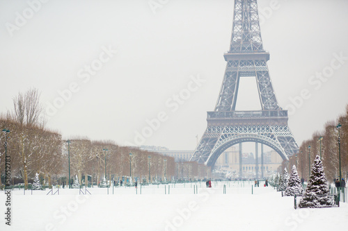 Photography Snowy day in Paris, France