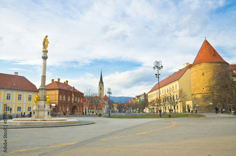 Obraz premium Virgin Mary statue in front of the Zagreb cathedral