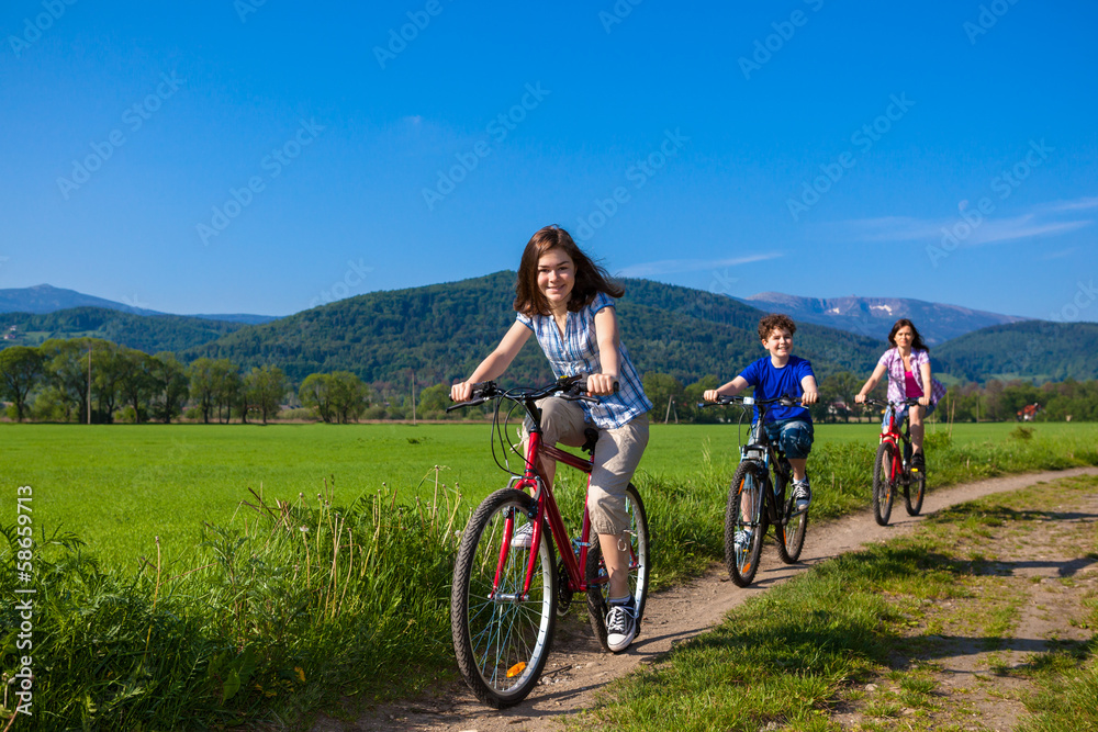 Obraz premium Healthy lifestyle - family cycling