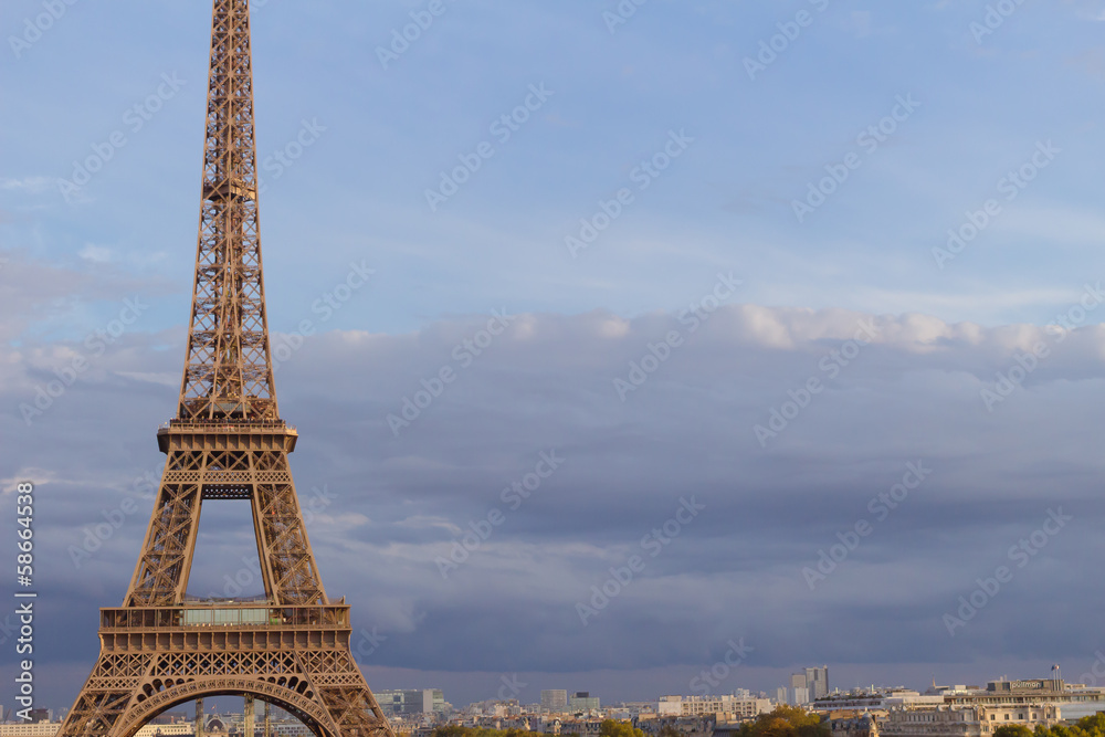 Obraz premium Eiffel tower on a cloudy sky