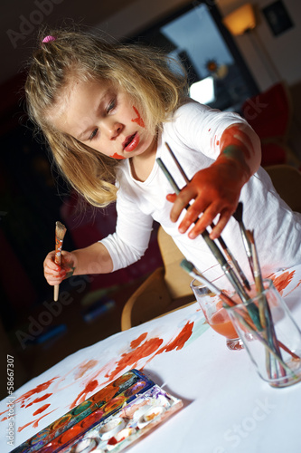 Wallpaper Mural little girl is painting Torontodigital.ca