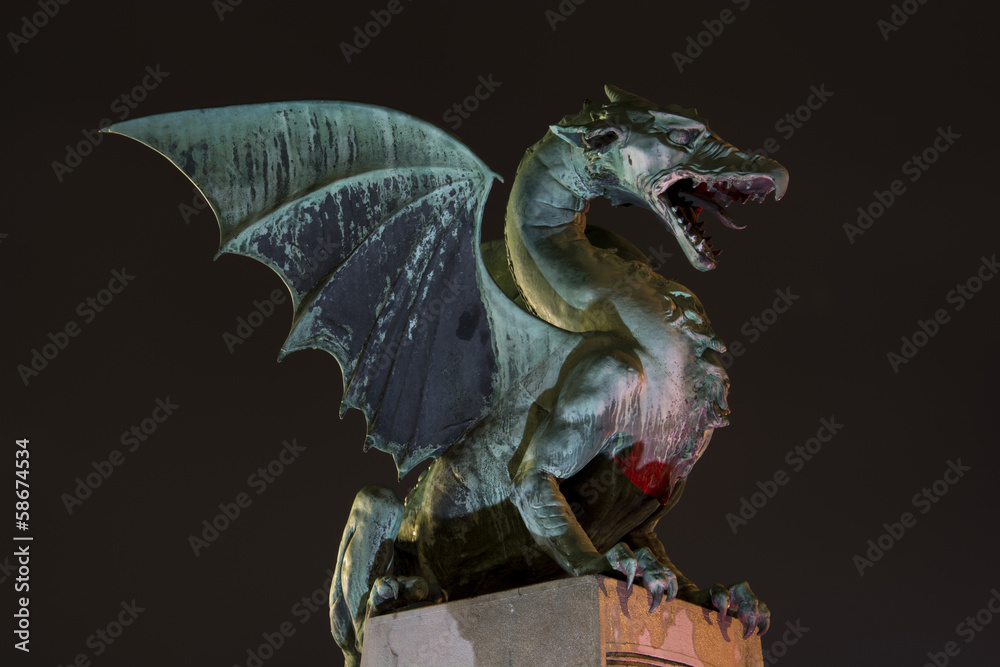 Obraz premium Green dragon at night