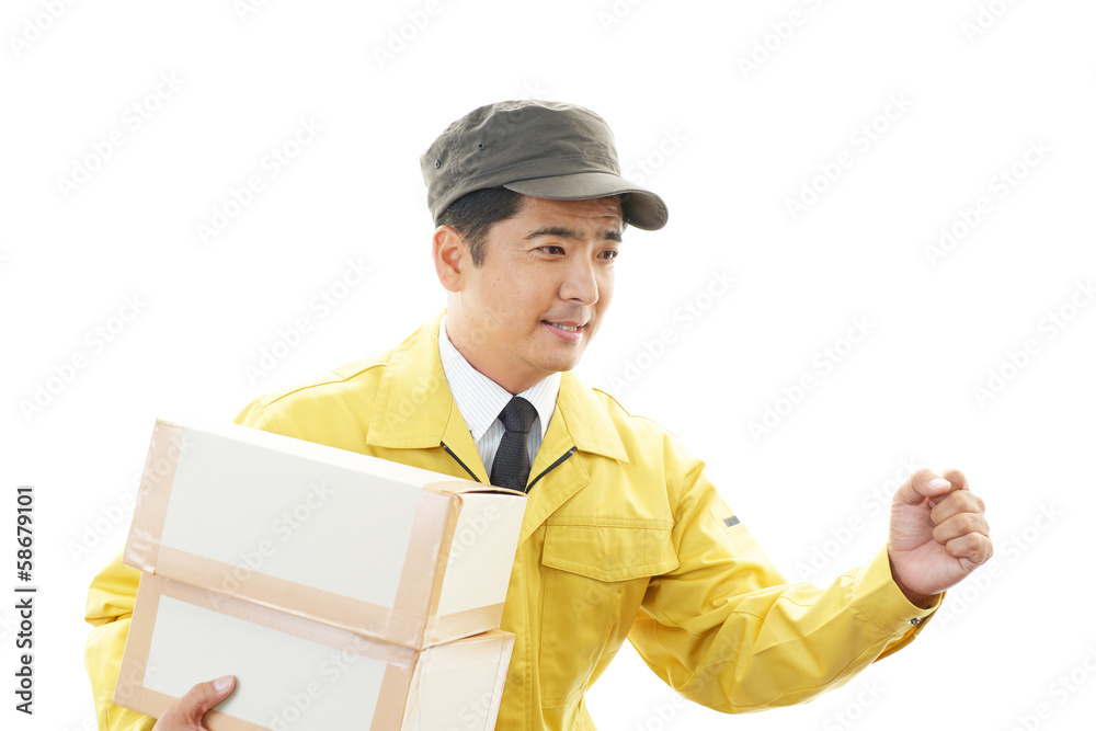荷物を運ぶ笑顔の男性