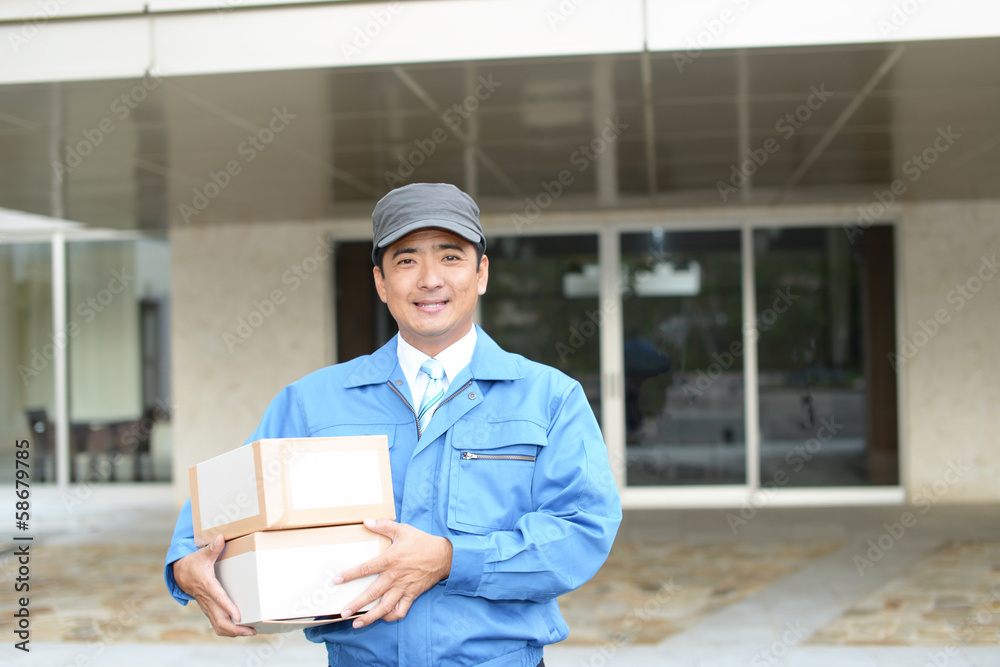 荷物を運ぶ笑顔の男性 荷物を運ぶ笑顔の男性