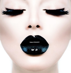 Canvas schilderij Fashion lippen Glamoureuze blik met zwarte make-up  © Subbotina Anna