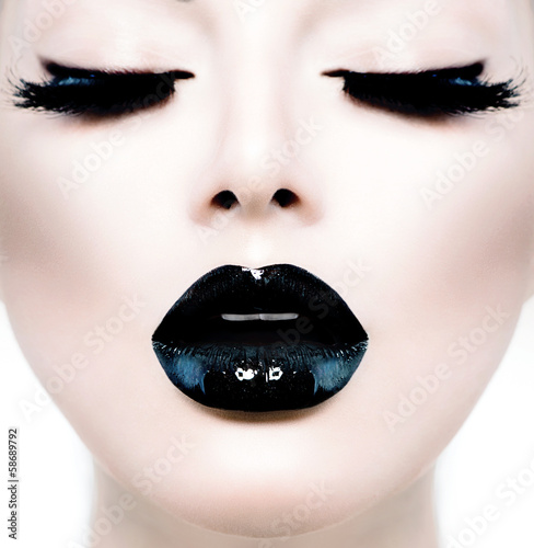 Fashion Beauty Model Girl with Black Make up and Long Lushes