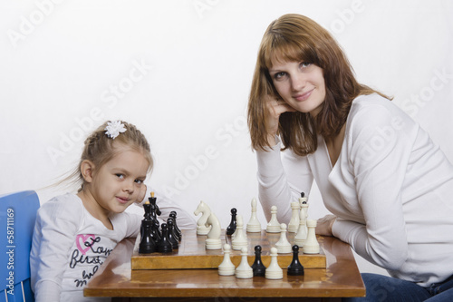 Мама и дочка играют в шахматы