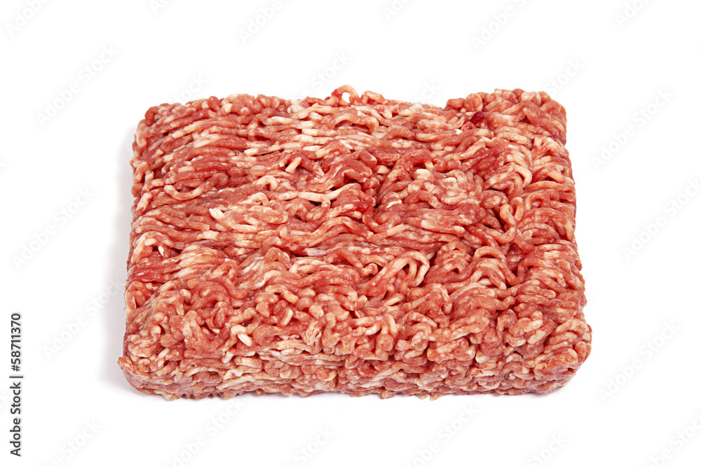 Hackfleisch aus dem Supermarkt auf weiß isoliert Hackfleisch aus dem Supermarkt auf weiß isoliert