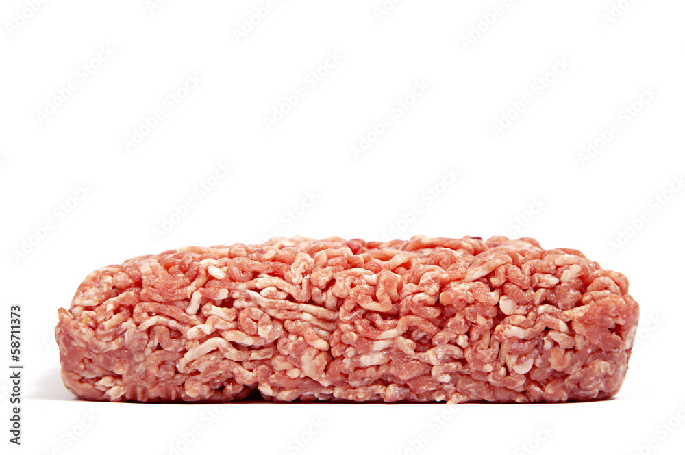 Hackfleisch aus dem Supermarkt von der Seite auf weiß isoliert Hackfleisch aus dem Supermarkt von der Seite auf weiß isoliert