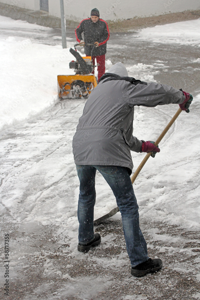 © Astrid Gast - Schneeräumen bei starkem Schneefall im Winter