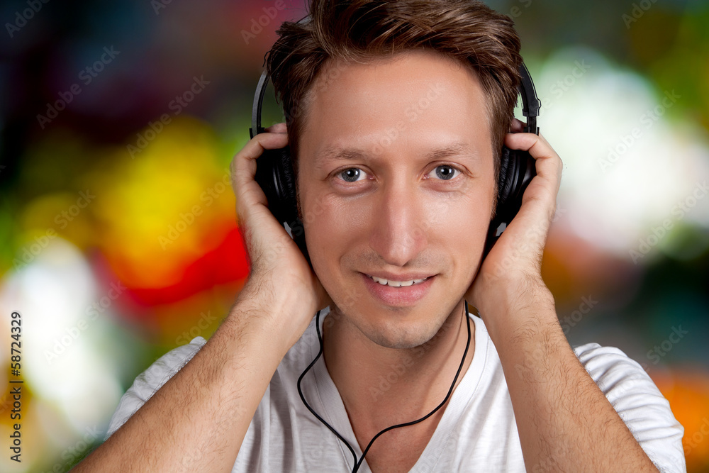 Attraktiver junger Mann hört Musik Attraktiver junger Mann hört Musik