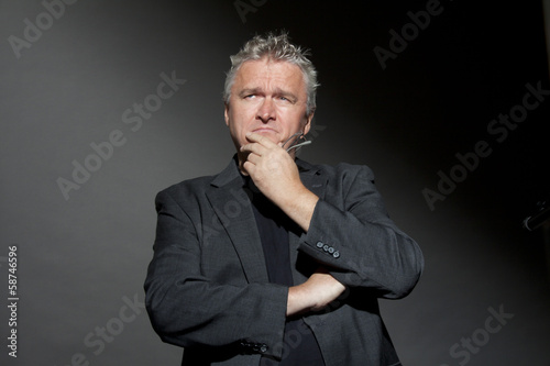 Geschäftsmann denkt über eine Strategie nach