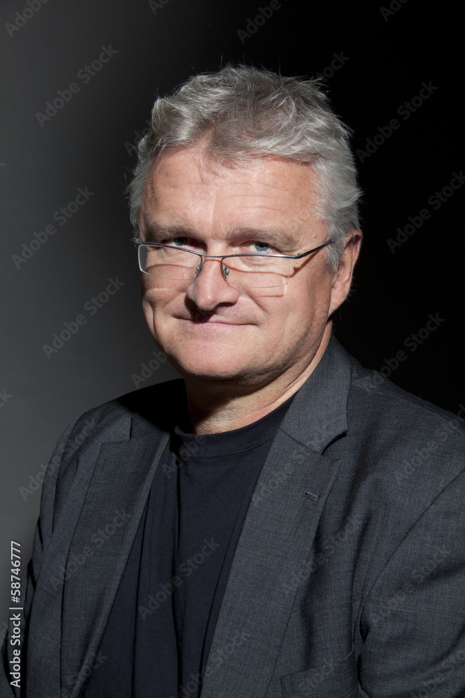 Symathischer Mann vor dunklem Hintergrund Symathischer Mann vor dunklem Hintergrund