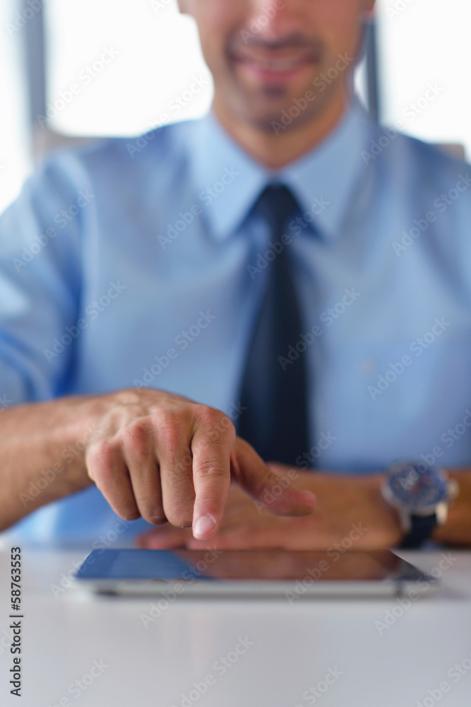 Obraz premium business man using tablet compuer at office