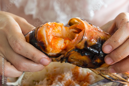 Tear the grilled shrimp by hands