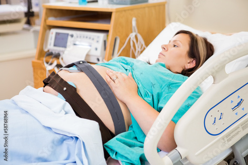 Obraz na plátně Birthing Woman with Electronic Fetal Monitor Attached