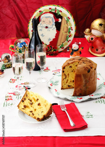 Panettone dolce natalizio lombardo su  tavola addobbata photo