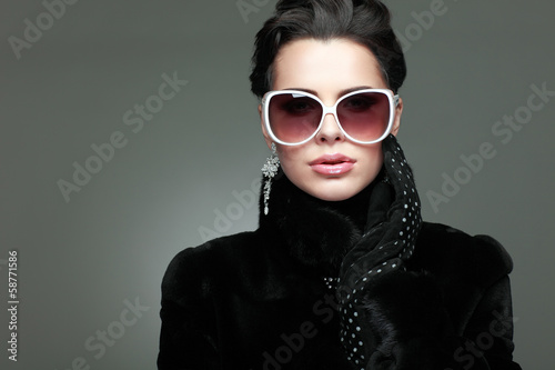 Cuadro en lienzo A photo of sexual beautiful girl is in fur clothes