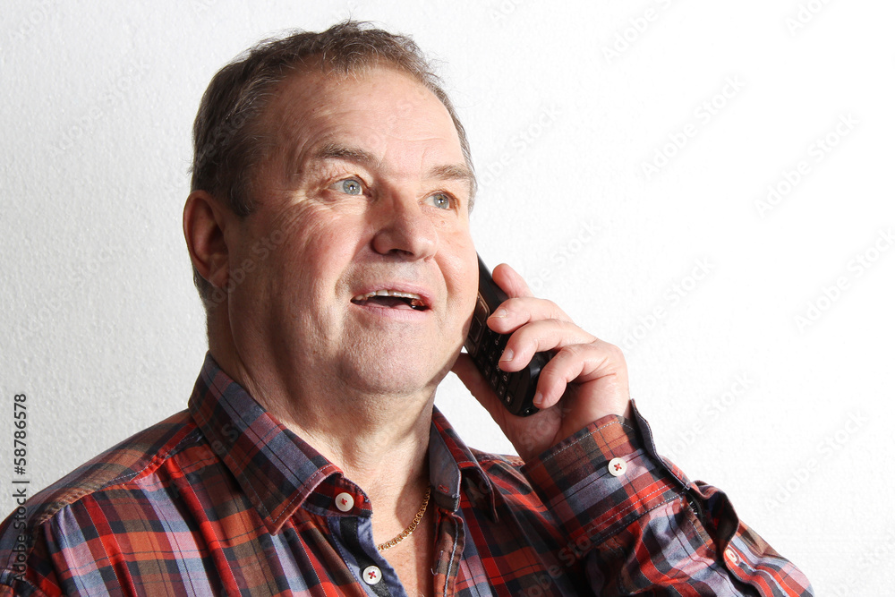 Renter bekommt eine freudige Nachricht am Telefon Renter bekommt eine freudige Nachricht am Telefon