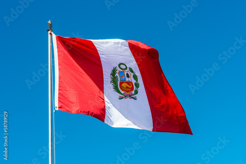 Foto Peruvian Flag in the peruvian Andes at Puno Peru
