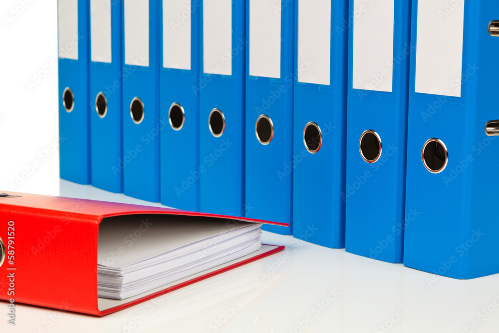 Akten Ordner mit Schriftstücken und Dokumenten