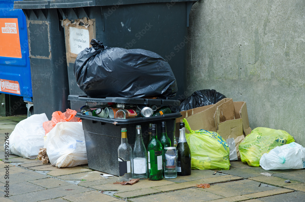 Fototapeta Śmieci i recykling na miejskiej ulicy