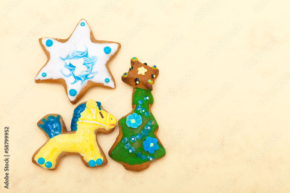 Naklejka premium Gingerbread cake pony christmas tree star icing decoration