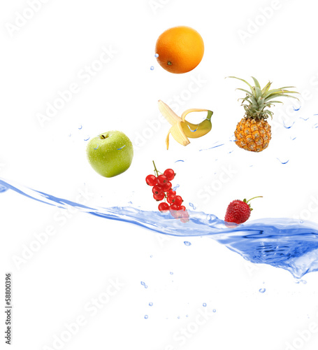 Fototapeta Naklejka Na Ścianę i Meble -  Fresh fruits dropped into water