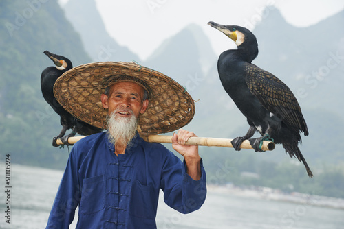 Fototapete Chinesische alte Person mit Kormoran für das Fischen
