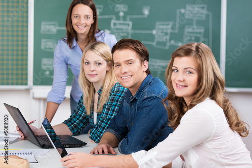 studenten mit laptop im unterricht