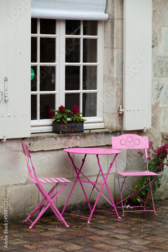 Canvas Print Empty pink table in the cafe during the rain