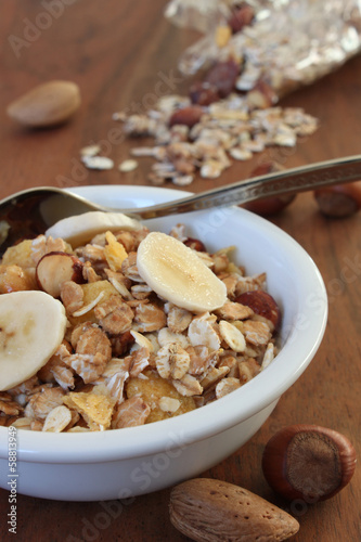 Nuss-Müsli mit Banane photo