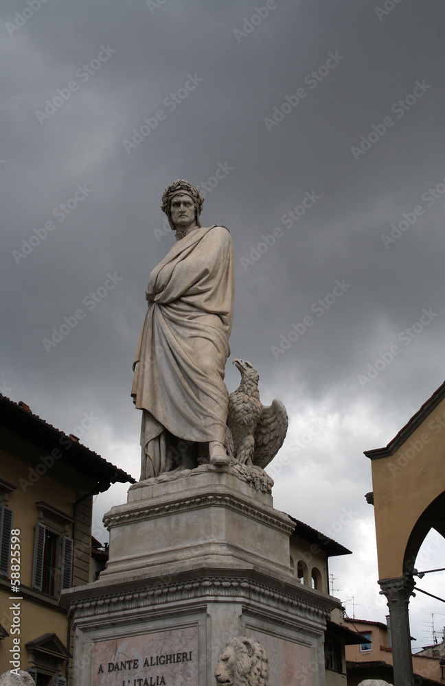 Fototapeta premium Statue of Dante Alighieri