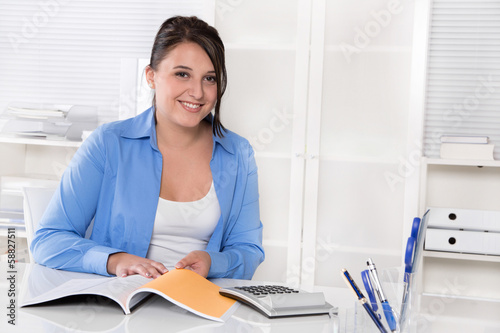 Frau arbeitend im Büro - Business Outfit - Berufsausbildung