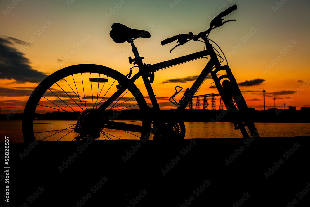 Obraz premium Bicycle at sunset